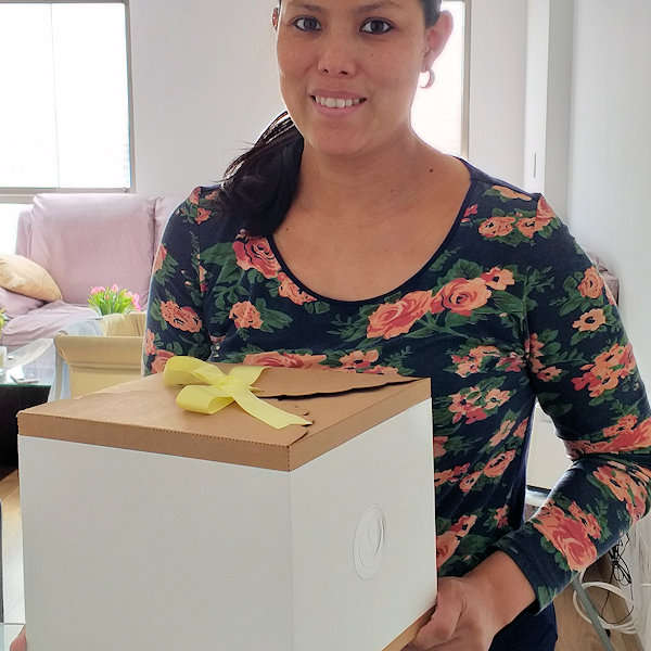 Cliente con regalo de ropa para bebé